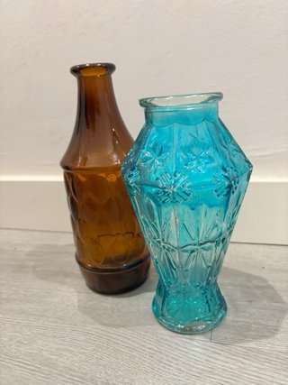 Jarrones de cristal azul y ámbar
