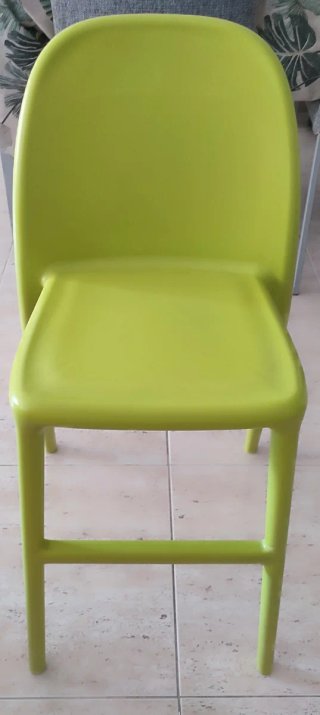 4 Sillas (para adultos + 2 para niños).