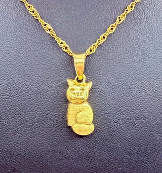 COLGANTE GATO ORO DE 18K. Peso 1,6 GR