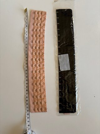Extensor de corsé beige y negro