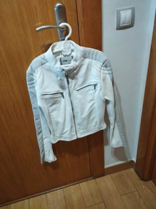 Chaqueta efecto piel blanca talla S