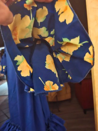 Traje de flamenca azul con volantes