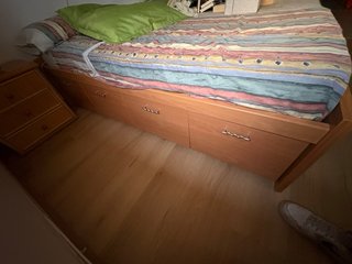 Estructura de cama de madera y tela