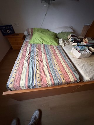 Estructura de cama de madera y tela