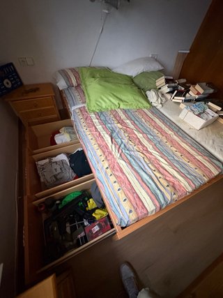 Estructura de cama de madera y tela