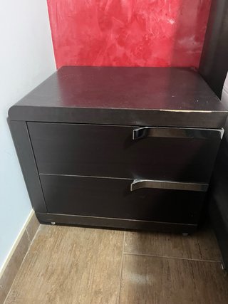 Sofás rojos y mesitas de noche y cama colchon 150