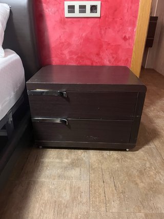 Sofás rojos y mesitas de noche y cama colchon 150