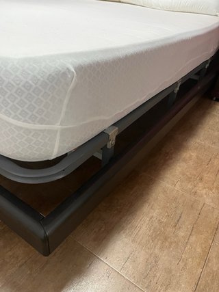 Sofás rojos y mesitas de noche y cama colchon 150