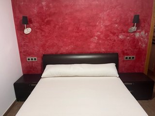 Sofás rojos y mesitas de noche y cama colchon 150