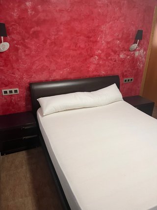 Sofás rojos y mesitas de noche y cama colchon 150