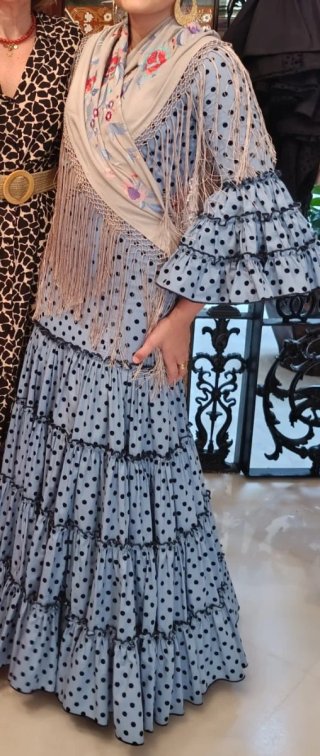 Traje de flamenca azul canastero con lunares negro