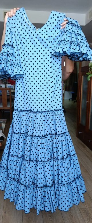 Traje de flamenca azul canastero con lunares negro