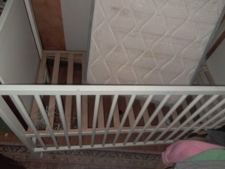 Cuna de bebé con colchón