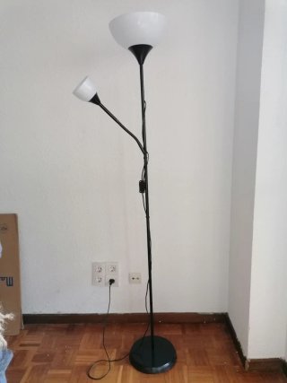 Lámpara de pie Ikea negra y blanca