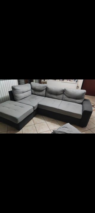 Divano angolare grigio e nero