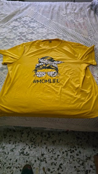 Camiseta Amarilla #MOMLIFE