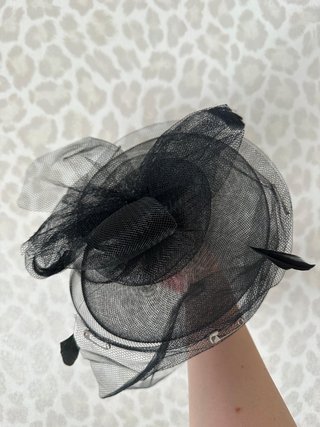 Tocado negro con velo y plumas