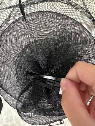 Tocado negro con velo y plumas