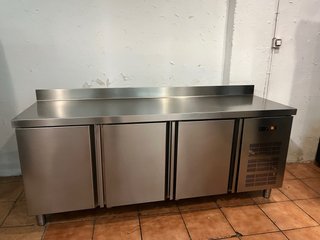 Mesa Fría 3 Puertas Acero Inoxidable Bajo mostrado