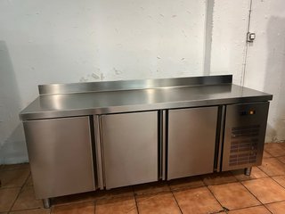 Mesa Fría 3 Puertas Acero Inoxidable Bajo mostrado