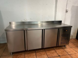 Mesa Fría 3 Puertas Acero Inoxidable Bajo mostrado