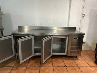 Mesa Fría 3 Puertas Acero Inoxidable Bajo mostrado