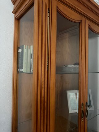 Mueble de madera maciza con vitrina