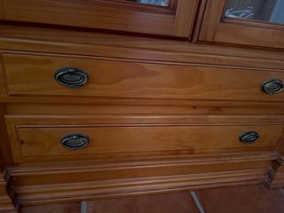 Mueble de madera maciza con vitrina