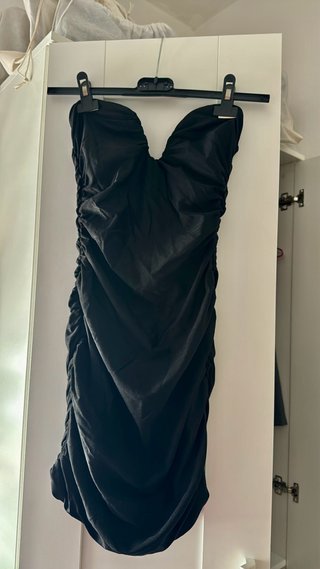 Vestido negro strapless fruncido