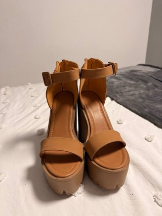 Sandalias de tacón plataforma color camel