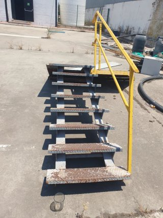 Escalera industrial metálica
