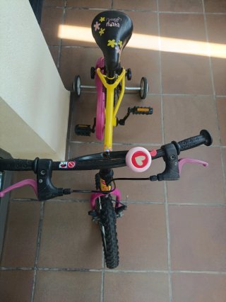 Bicicleta infantil Btwin amarilla y rosa