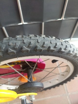 Bicicleta infantil Btwin amarilla y rosa
