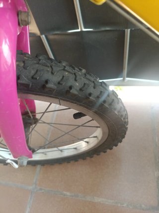 Bicicleta infantil Btwin amarilla y rosa