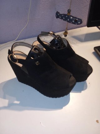 Zapatos de cuña negros para mujer