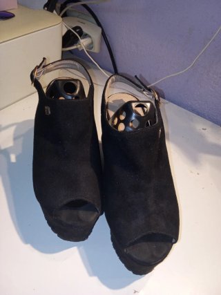 Zapatos de cuña negros para mujer