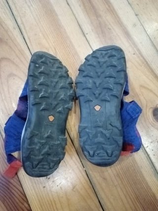 Sandalias deportivas azules y rojas talla 34