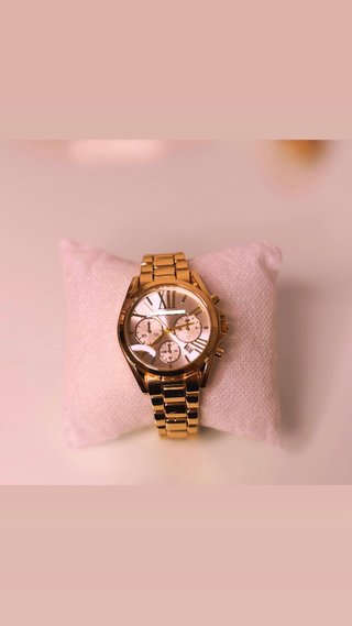 Reloj de pulsera dorado para mujer