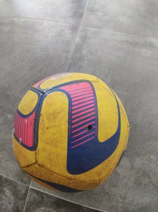 Pelota de fútbol Nike amarilla y azul