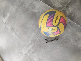 Pelota de fútbol Nike amarilla y azul