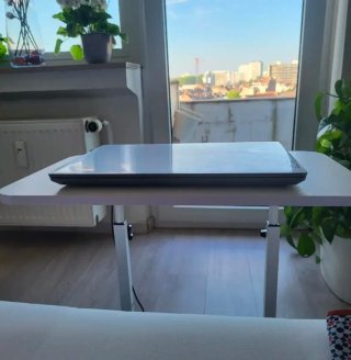 Mesa móvil con ruedas ajustable