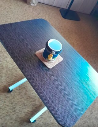 Mesa móvil con ruedas ajustable