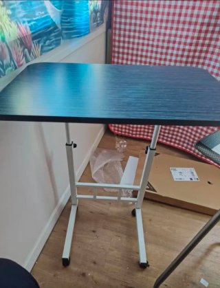 Mesa móvil con ruedas ajustable