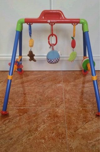 Gimnasio infantil con juguetes varios