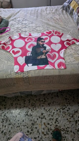 Camiseta Mujer Corazones y Figura