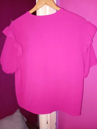 Camisa fucsia manga corta volantes