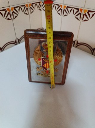 Placa con escudo y corona