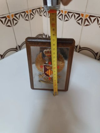 Placa con escudo y corona