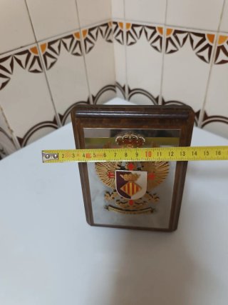 Placa con escudo y corona