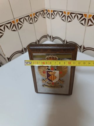 Placa con escudo y corona